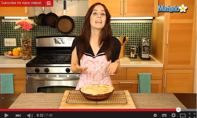 How to make perfectly delicious homemade old-fashined apple pie (video online)