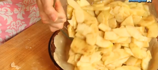 Put the apple mixture on the dough. On the apples put the pieces of butter.