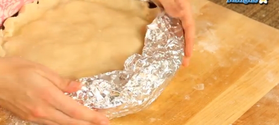 Cover the edges of apple pie by foil